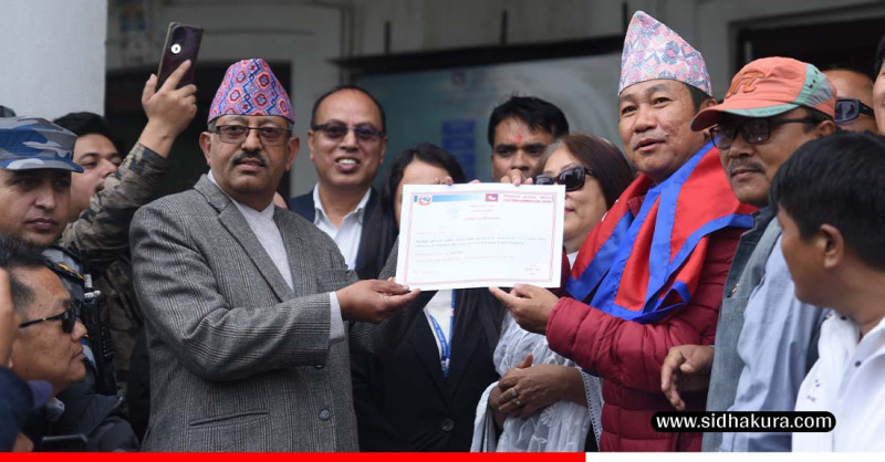 दल दर्ताको प्रमाणपत्र पाइसकेपछि हर्कले भने, ‘पालिका भित्र रहदा मेयर र बाहिर निस्कदा सामाजिक अभियान्ता’