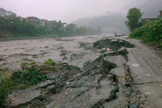 बाढीले भत्काएको बिरेठाँटी सडक मर्मतपछि यातायात सञ्चालनमा