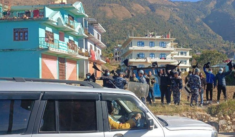 जनार्दन शर्मालाई गृहजिल्लामै अवरोध,आफ्नै पूर्व कार्यकर्ताले दखाए कालोझण्डा