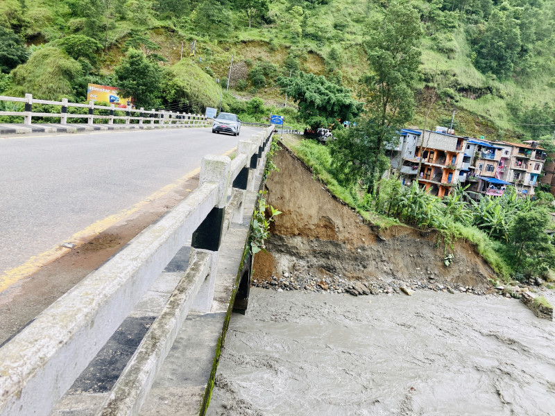 कालीगण्डकीको कटानले जोखिममा पुल