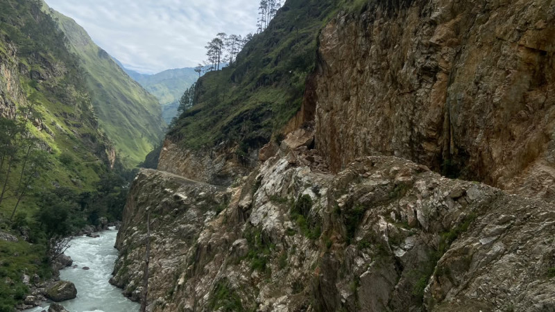 कर्णाली करिडोर : छारेभिरको पहिरो पन्छाउन सकस, मानसरोवर हिँडेका यात्रु अलपत्र