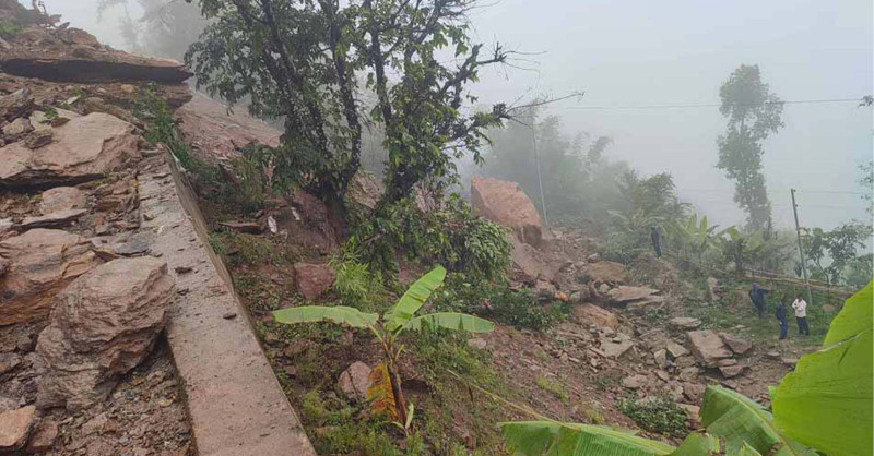 ताप्लेजुङ पहिरोमा दुई घर पुरिए, दुई जना बेपत्ता