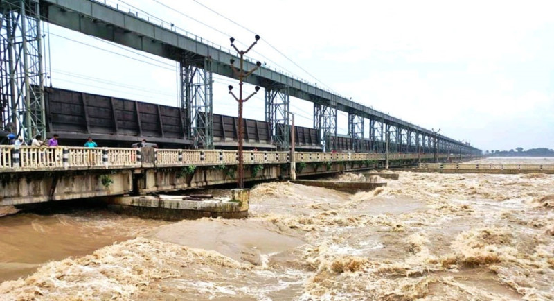 सप्तकोशी नदीमा पानीको वहाव उच्च, ब्यारेजकाे ५२ ओटा मूल ढाेका खाेलियाे