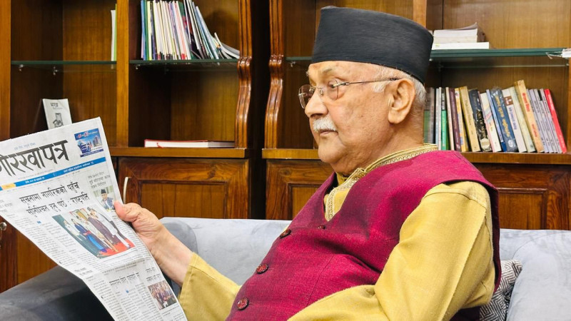 गोरखापत्र पढ्दै पत्रकारलाई प्रधानमन्त्रीको शुभकामना