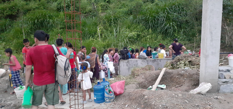 दमौलीमा पानीको हाहाकार : एक गाग्रीका लागि घन्टौँ लाइनमा बस्नुपर्ने बाध्यता
