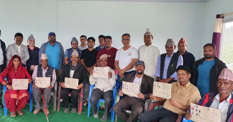 डढेल्धुराको अजयमेरुमा ७ परिवारलाई लालपुर्जा वितरण