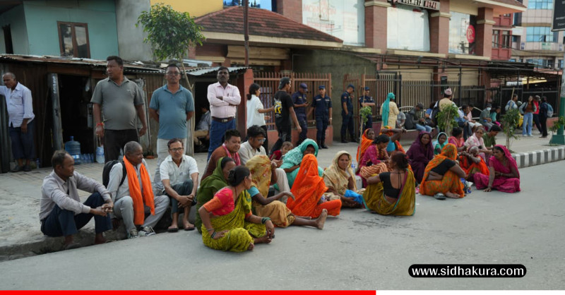 माइतीघरमा धर्ना बसे मिटरब्याज पीडित (तस्विरहरु)