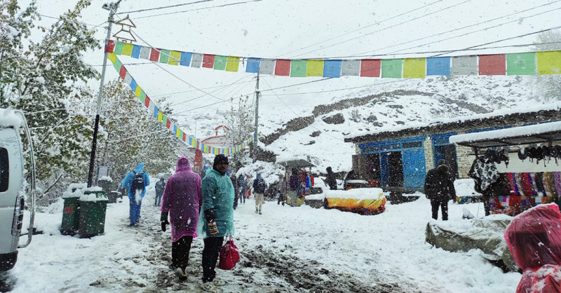 मुस्ताङमा कात्तिकमै  हिमपातः कागबेनीदेखि मुक्तिनाथसम्मको यात्रा नगर्न  आग्रह