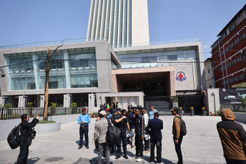 पेट्रोलियमको मुल्यवृद्धि घटाउन माग गर्दै आयल निगम नजिकै प्रदर्शन