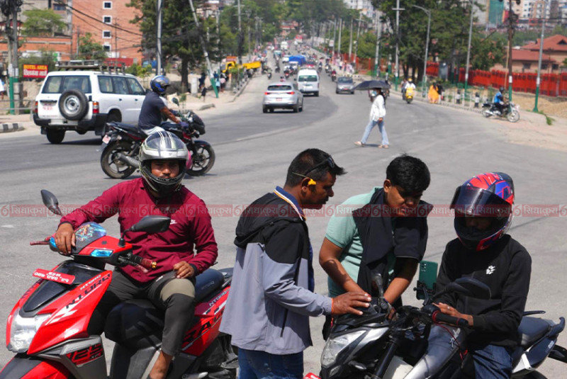 बन्दको मौका छोपेर चर्को भाडा असुल्दै राइड सेयरिङ (तस्विरहरु)