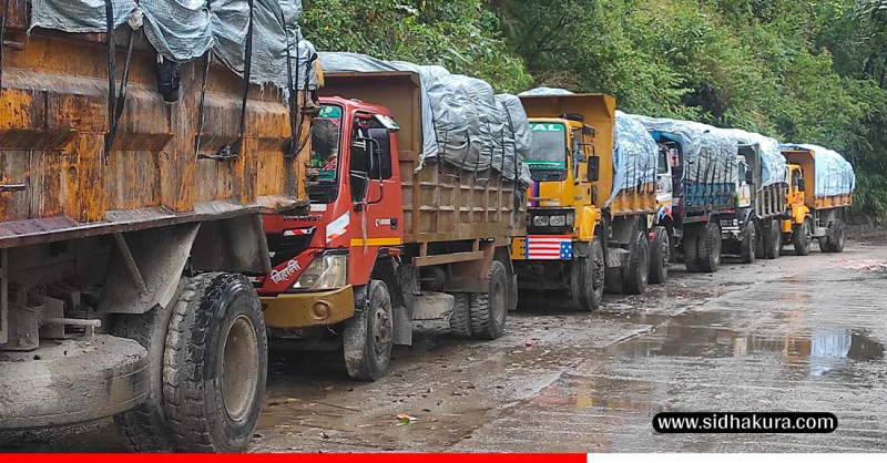 काठमाडौंबाट फोहोर बोकेर बञ्चरेडाँडा हिँडेका गाडी बाटोमै रोकिए(तस्बिरहरु)