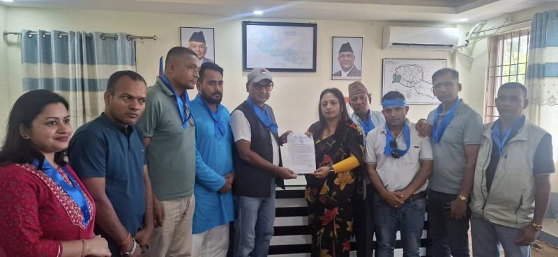रास्वपाको ज्ञापनपत्र र काँग्रेसले ध्यानाकर्षण पत्र बुझाएको भिडियाे खिच्न मकवानपुर प्रशासनको रोक