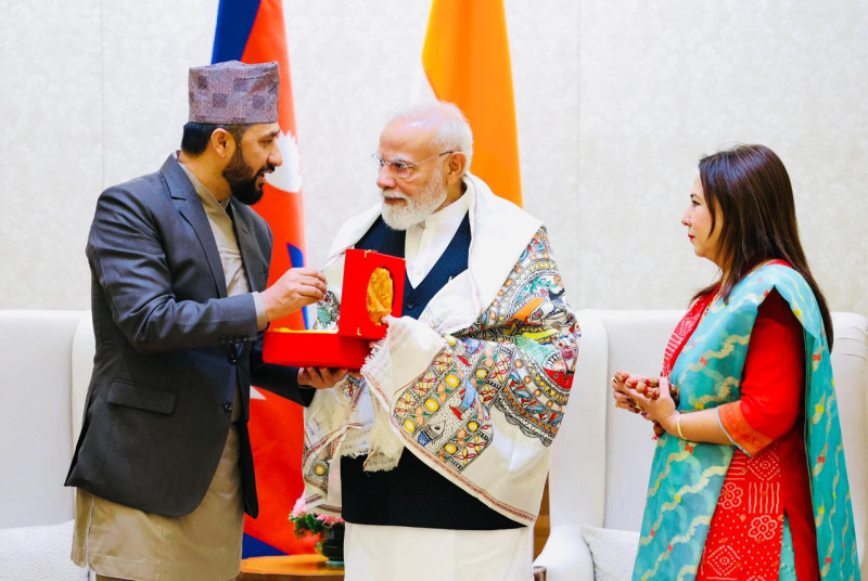 रबिले मोदीलाई दिए शालिग्रामदेखि पशुपतिनाथको चन्दनसम्म उपहार, मिथिलाको दोसल्ला ओढाइदिँदा प्रफुल्लित