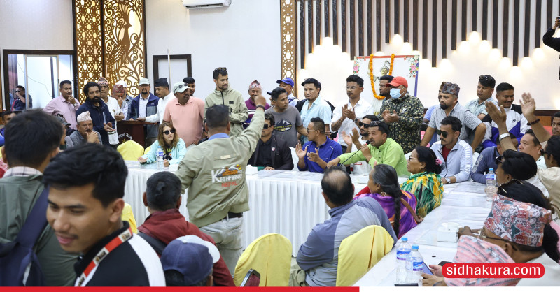 राजावादीको बैठकमा ‘बुढाहरुबाट केही हुँदैन’ भन्दै होहल्ला, नवराज सुवेदीले गरे बैठक स्थगित (तस्विरहरु)