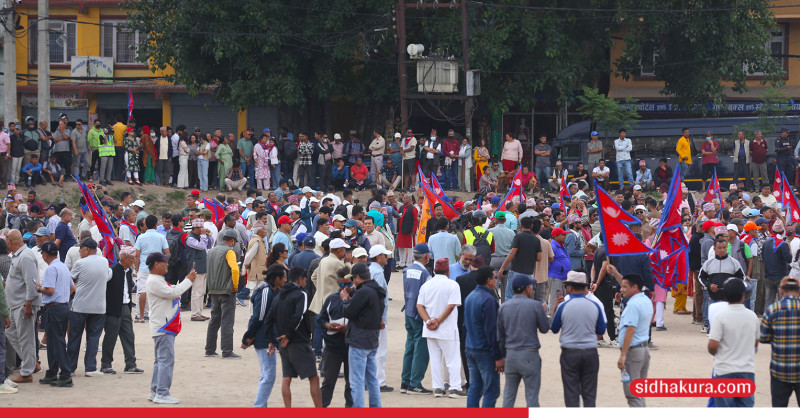 तस्विरमा सिफलचौर थुप्रिएका राजावादीहरु