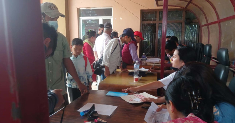 रंगशालामा स्थापना गरिएको होल्डिङ सेन्टरमा थापाथली र गैरीगाउँका २३ परिवारले टिपाए विवरण