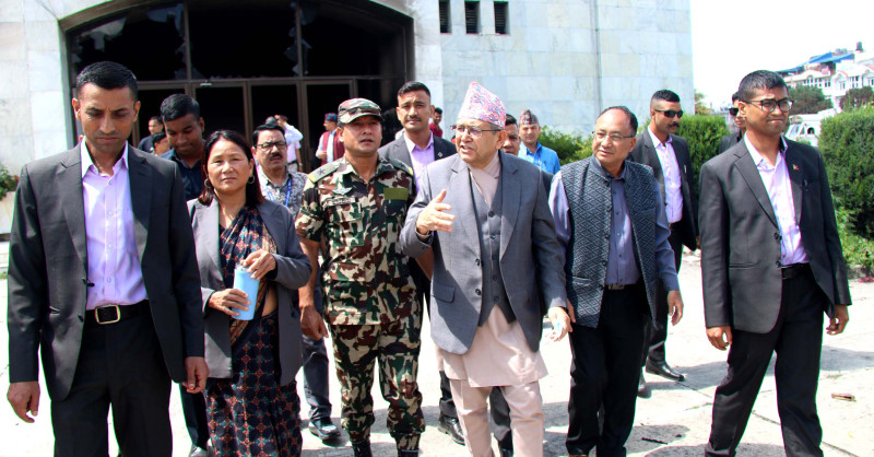 आन्दोलनका क्रममा ध्वस्त भएको संसद भवनको निरिक्षणमा सभामुख देवराज घिमिरे