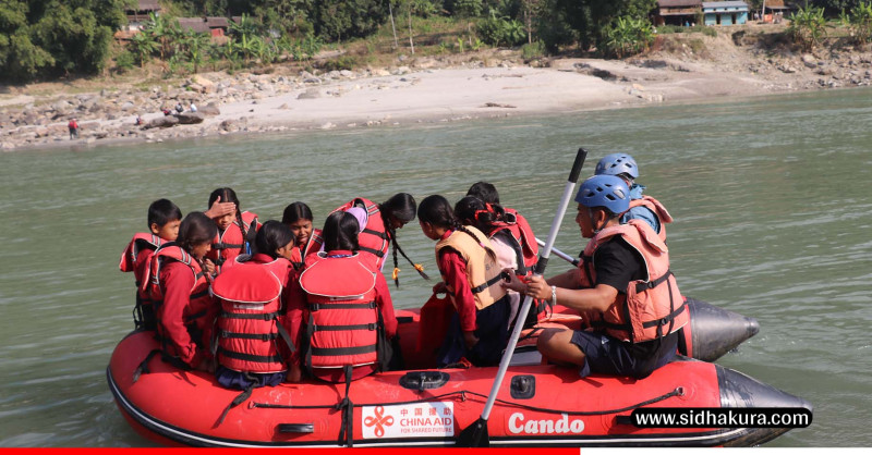 ज्यान जोखिममा राखेर विद्यालय पुग्छन् ढेबुवाका विद्यार्थी, सुनकोशीमा ‘रबरबोट’ को सहारा