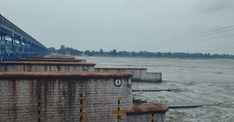 महाकालीमा पानीको प्रवाह बढेपछि सवारी साधन सञ्चालनमा रोक