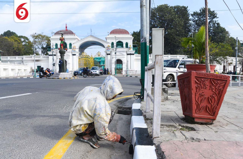 सिंहदरबार क्षेत्रका सडकमा रङरोगन  सुरु  (तस्बिरहरु)