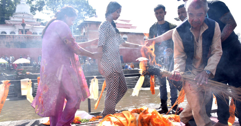 कुशको शव बनाएर पत्रकार थामीको अन्त्येष्टि