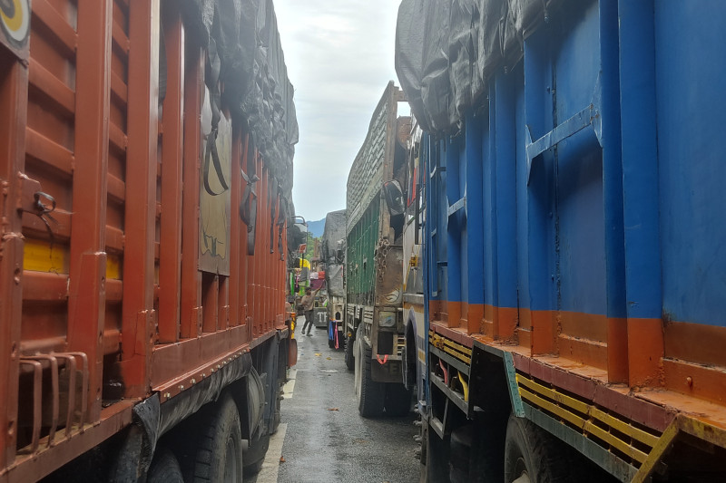मालवाहक सवारी बाटोमै अलपत्र, चालकलाई खाना र शौचालयको सास्ती (तस्बिर)