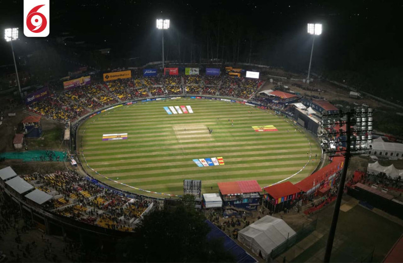 फ्लडलाइटमा रात्रिकालिन क्रिकेटको मजा लिदैं दर्शक(तस्बिहरु)