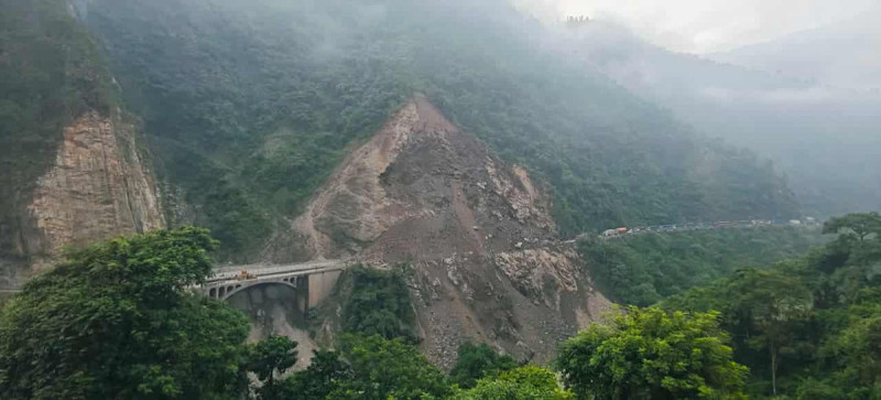 मुग्लिन-नारायणघाट सडकखण्ड सञ्चालन अनिश्चित, तुइनखोलाको पहिरो पन्छाउन मुस्किल