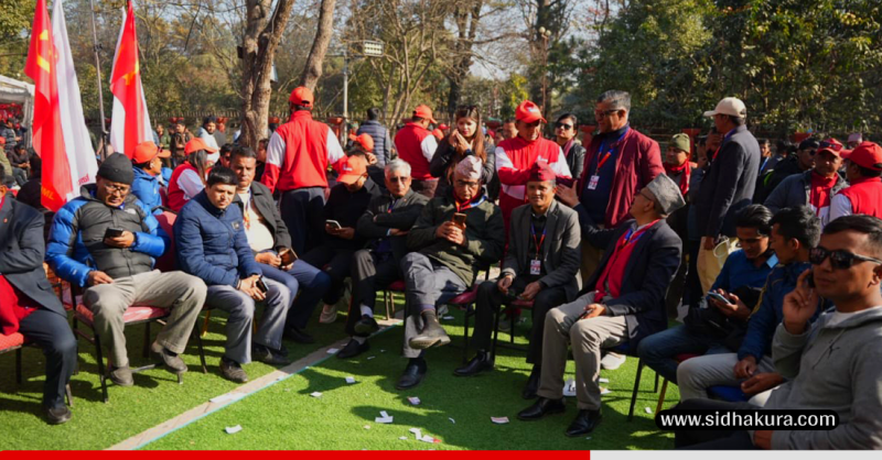 नेकपा एमाले ११ औं महाधिवेशनः भित्र मतगणना सुरु, बाहिर मतपरिणाम कुर्दै कार्यकर्ता