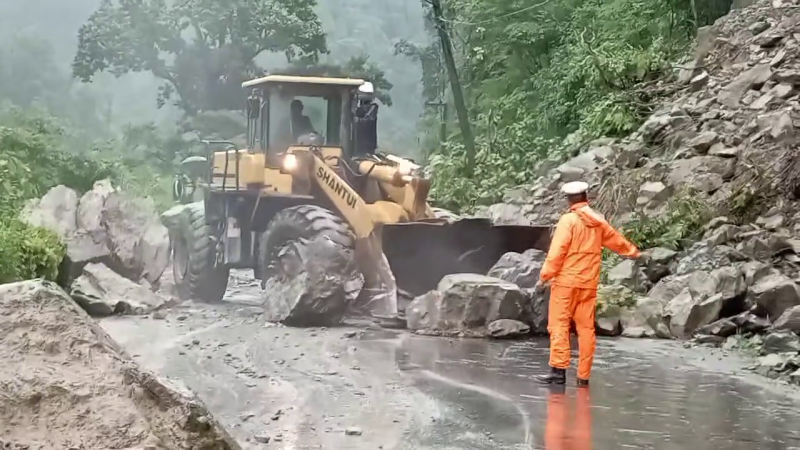 फिस्लिङकाे पहिरो पन्छाएपछि खुल्यो पृथ्वीराजमार्ग