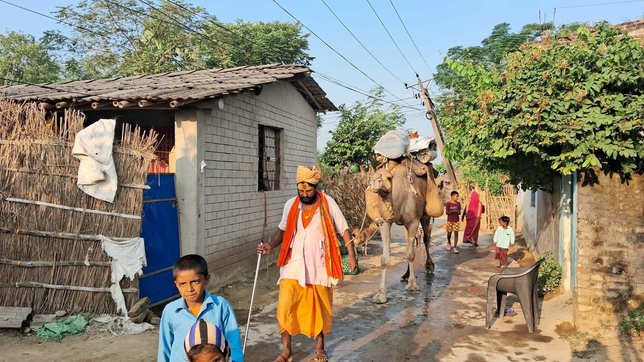 ऊँट लिएर गाउँगाउँमा भिक्षा माग्दै, हवनका नाममा रकम उठाएको स्थानीयको गुनासो