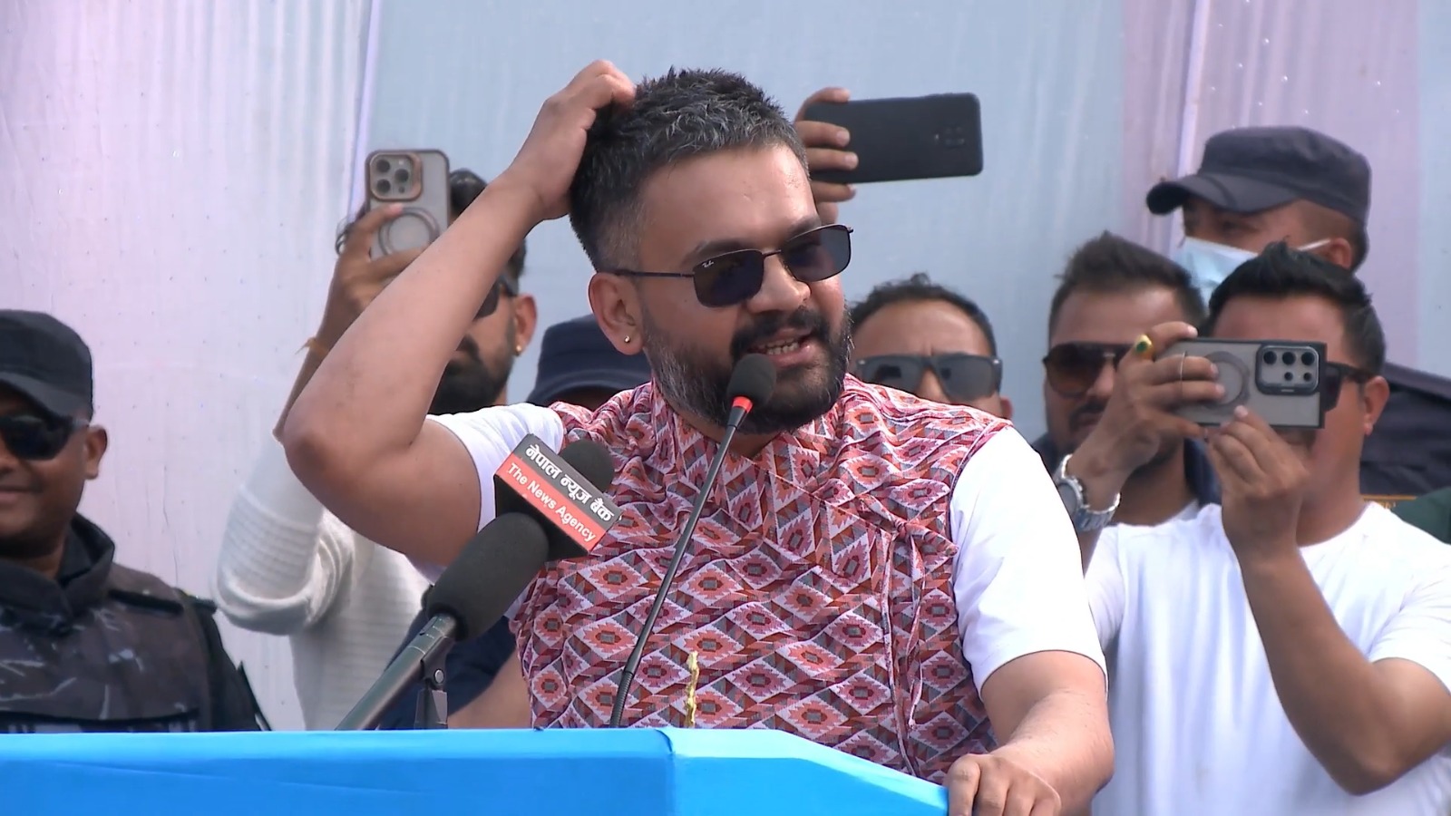 चितवनमा समर्थकको हुटिङपछि बालेनको मजाक, मुस्कुराउँदै भने– 'बोल्नै दिँदैनन् यार'