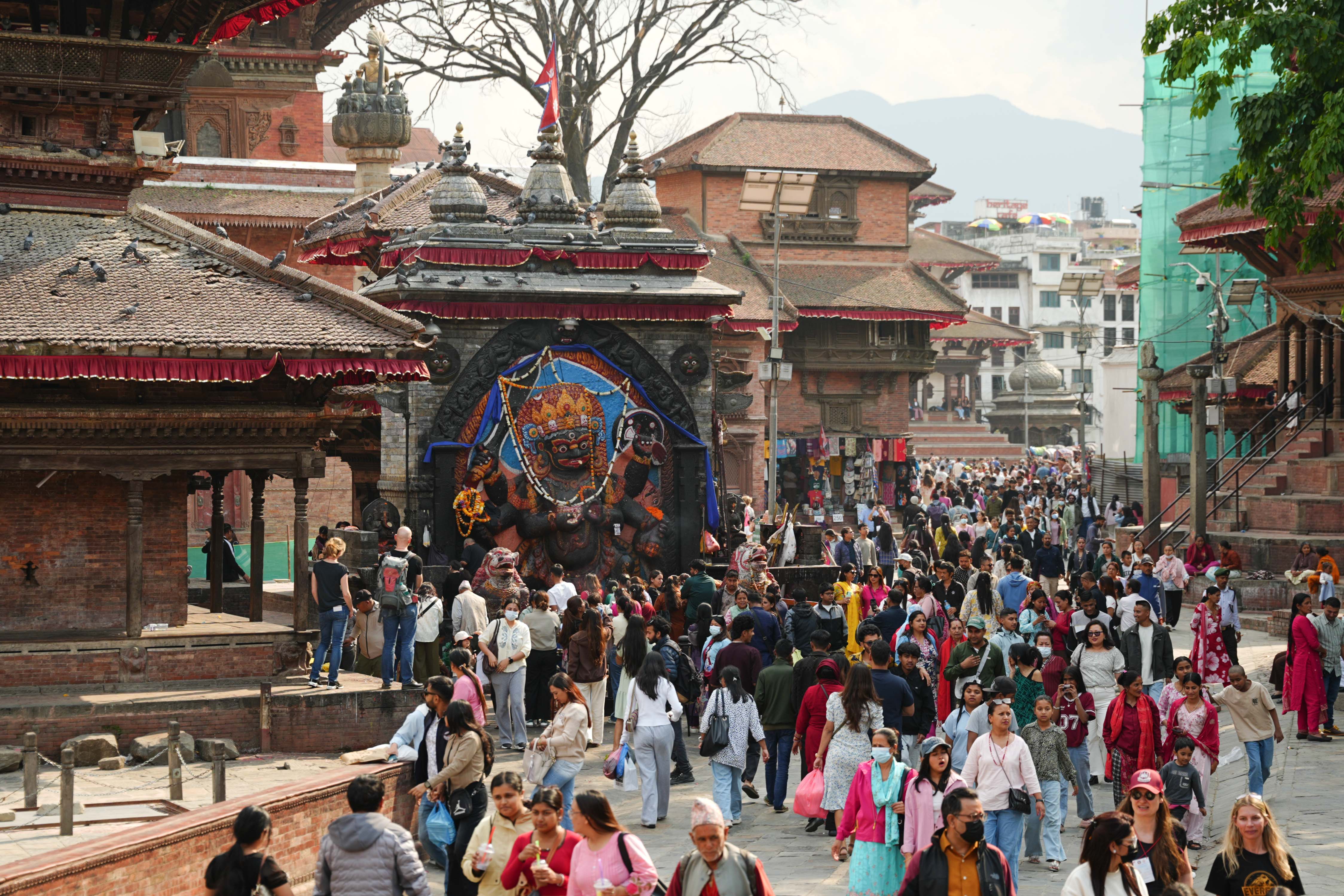 आइतबार बसन्तपुर दरबार स्क्वायरमा देखिएको मानिसहरूको भीड(तस्बिरहरु)