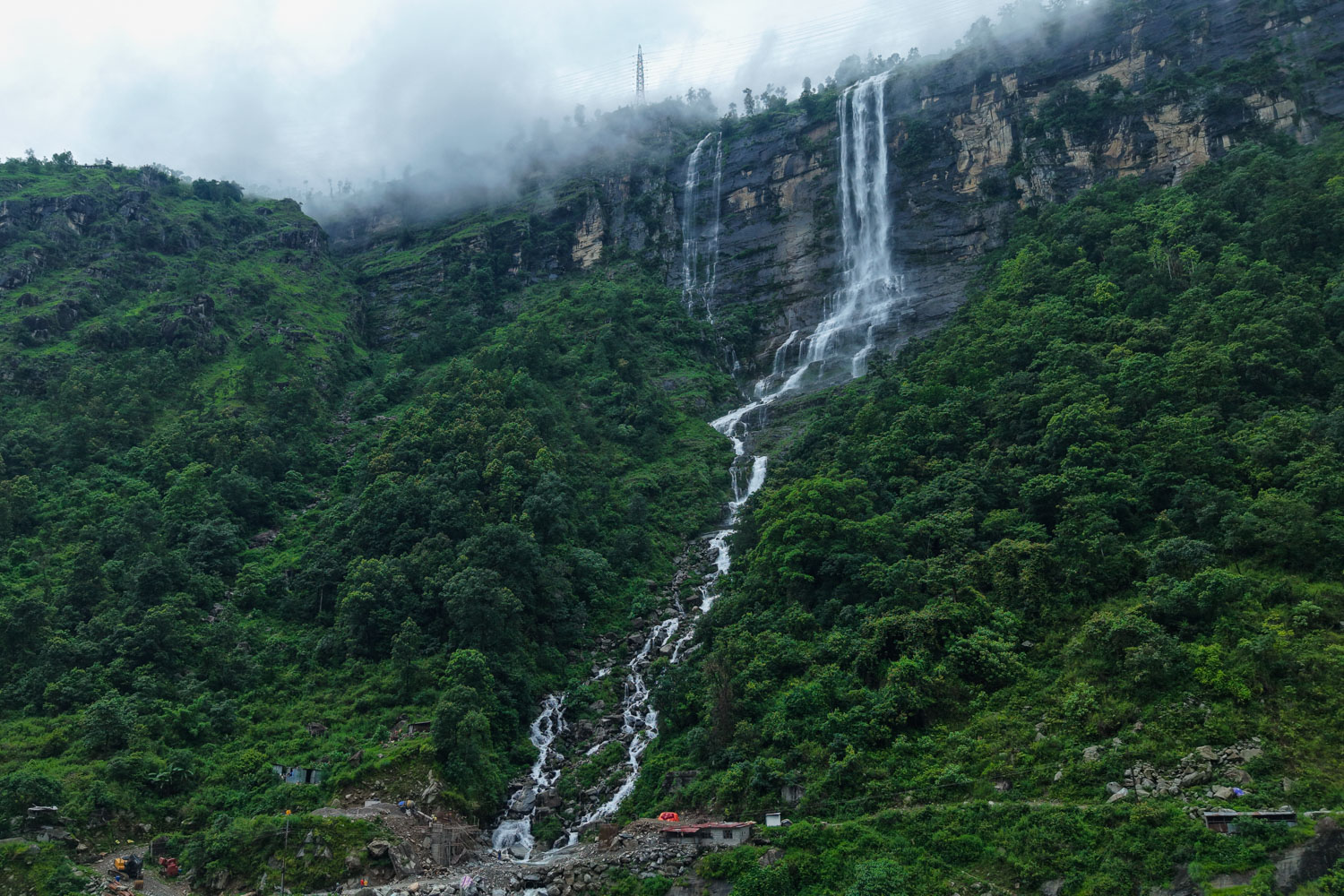 नुवाकोटबाट रसुवा जाने बाटोमा पर्ने भाङ्गे झरना