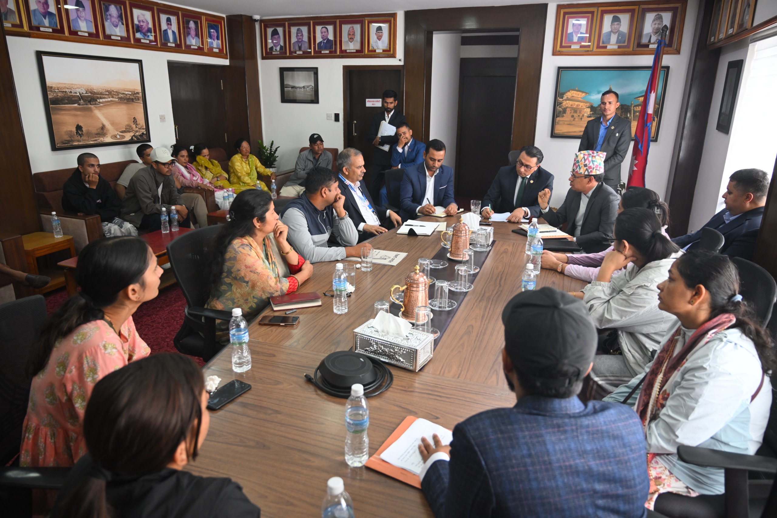 भोटेकोशी बाढीमा परेका भन्सार कर्मचारीका आफन्तलाई अर्थमन्त्रीले भने- तपाईंहरू एक्लो हुनुहुन्न, हामी साथमा छौँ