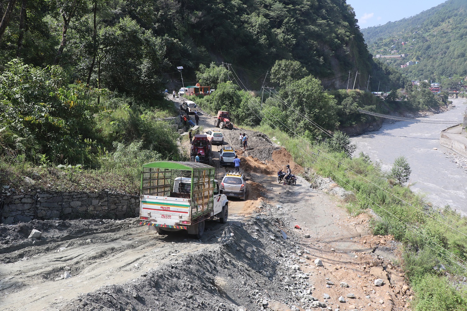 म्याग्दी र मुस्ताङ जोड्ने भसभसेमा सडक भासिँदा यातायात सञ्चालनमा समस्या