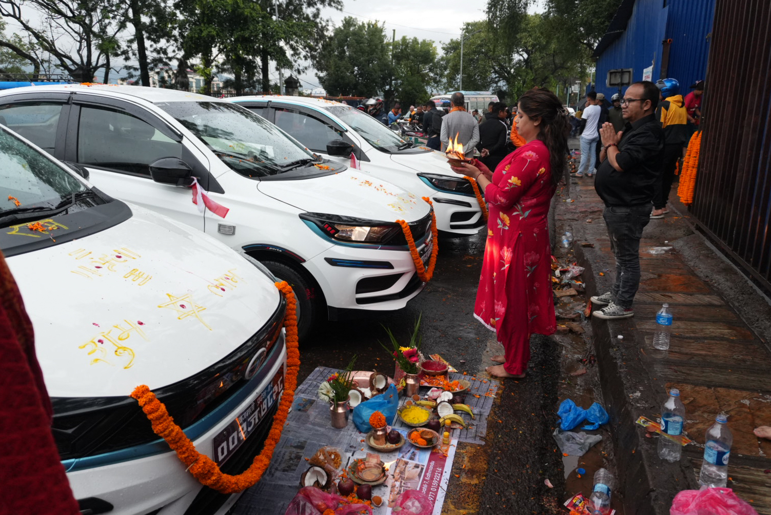 आज विश्वकर्मा पूजा, भद्रकाली मन्दिर परिसरमा आफ्नो सवारीसाधन पूजा गर्दै श्रद्धालु