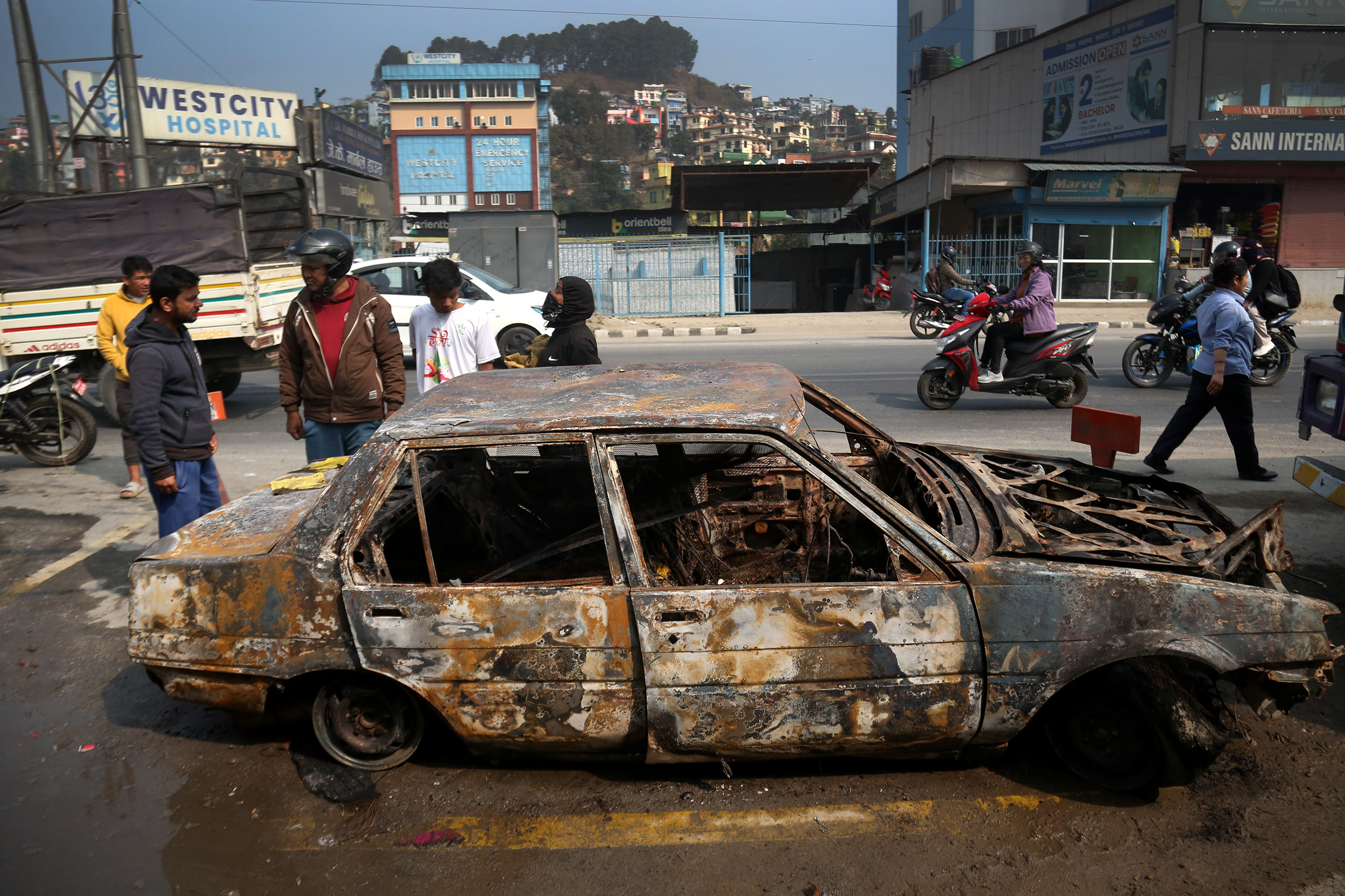 मौनअवधिको सुरुमै काठमाडौँमा दुई गाडीमा आगजनी, जलेको गाडीमा दुर्गा प्रसाईको पर्चा
