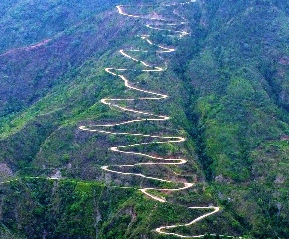 भोजपुर–बेहेर नागबेली सडकको दृश्यले पर्यटकलाई आकर्षित गर्दै