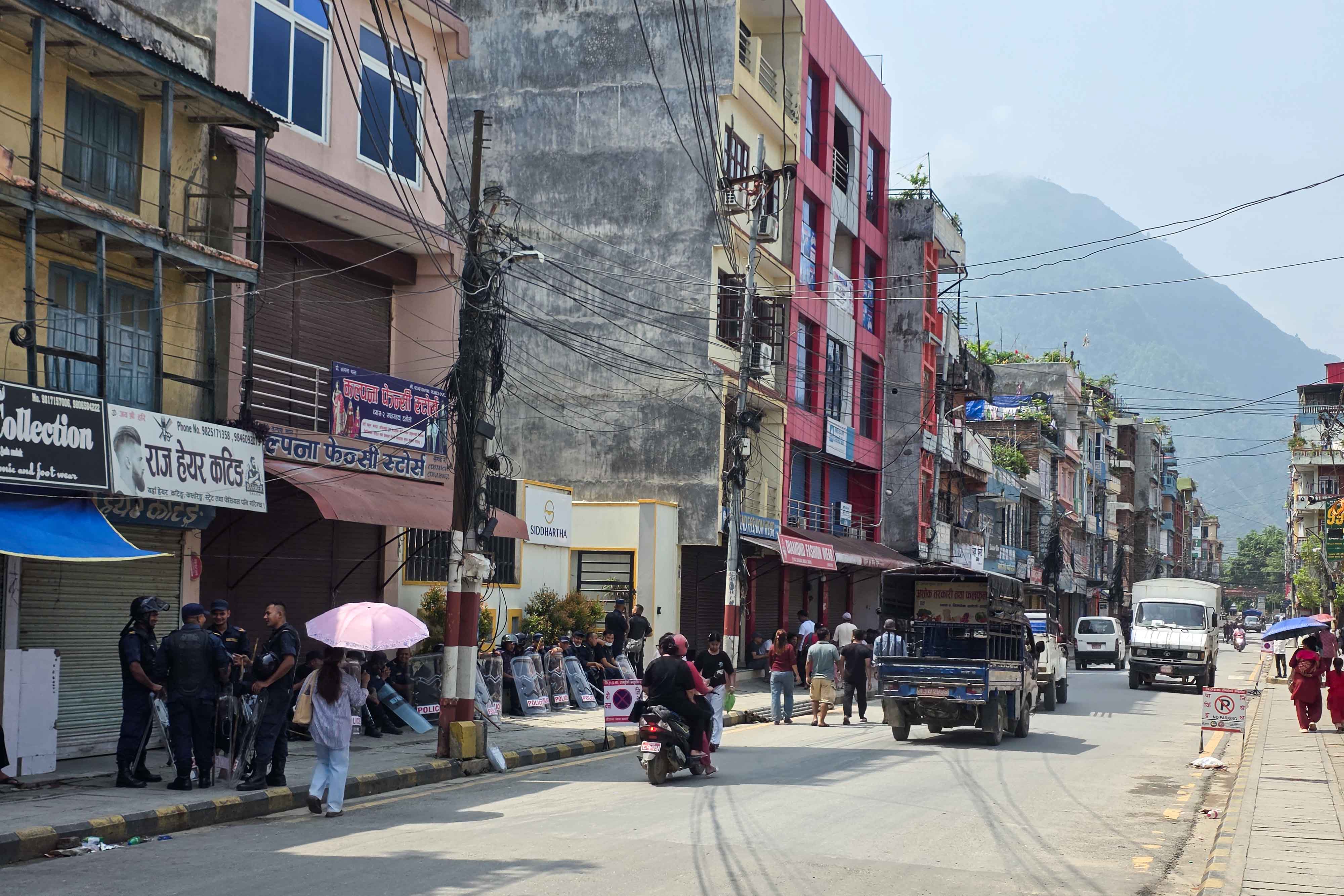 पार्किङ निषेधको विरोधमा तनहुँका व्यवसायीहरू पसल बन्द गरेर आन्दोलनमा(तस्बिरहरु)