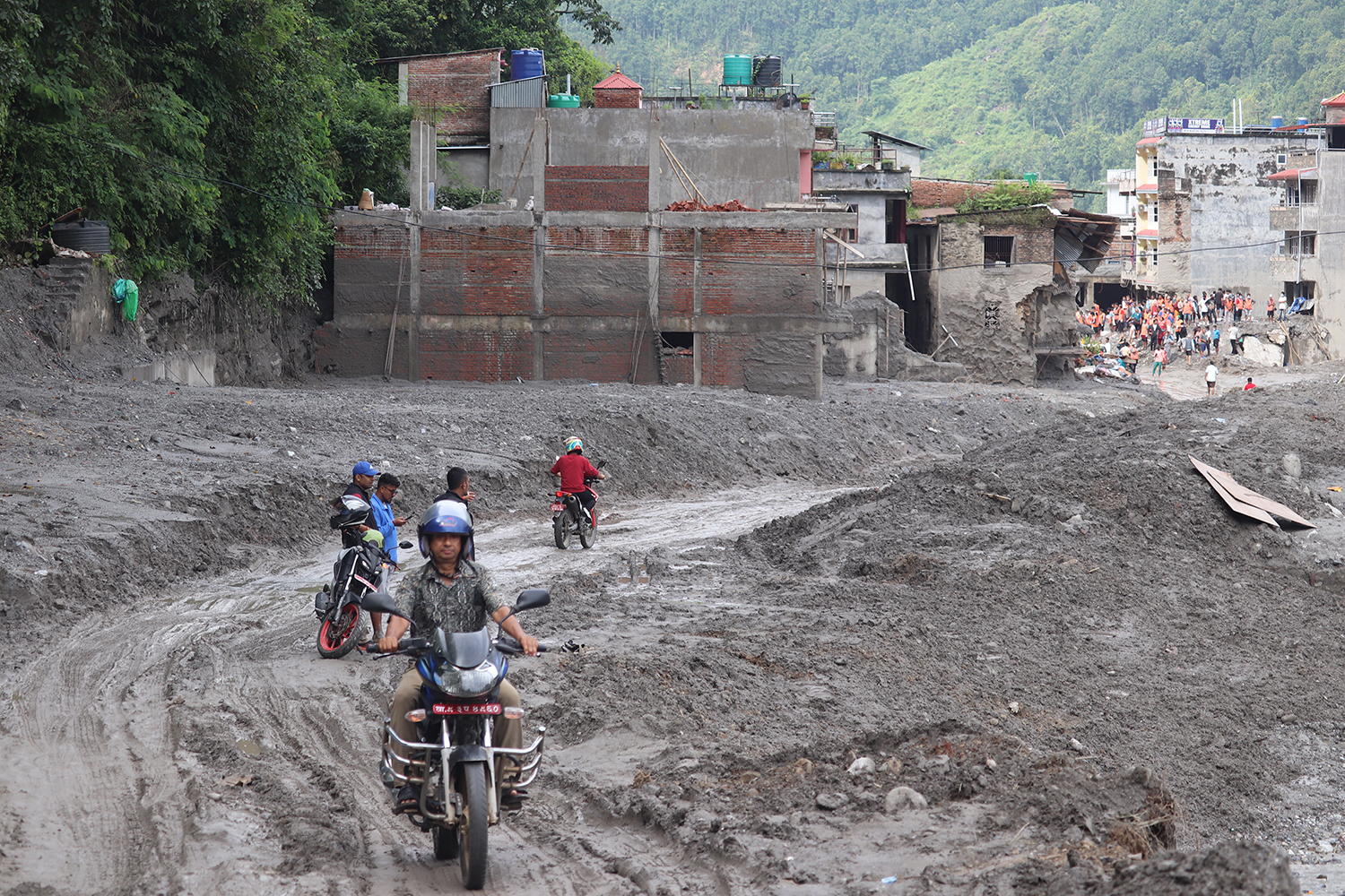 बाढीले प्रभावित ढुङ्गेमा यातायात सञ्चालन, बेत्रावतीसम्म पुग्न सहज