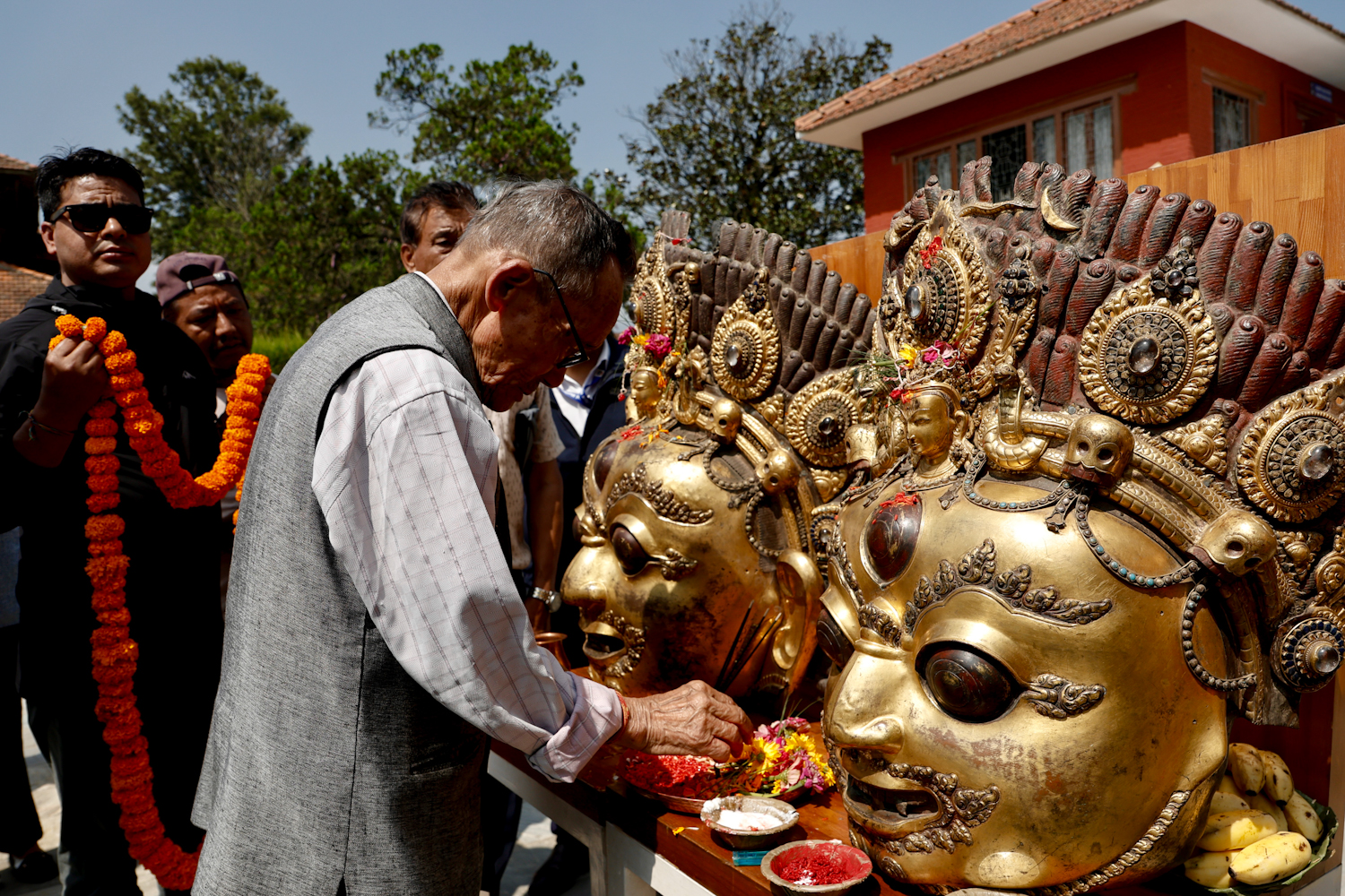 ३० वर्षपछि दोलखा फर्किए चोरी भएका आकाश भैरव (हाँथ्व देउ) का ऐतिहासिक मुकुण्डो (तस्बिरहरु)