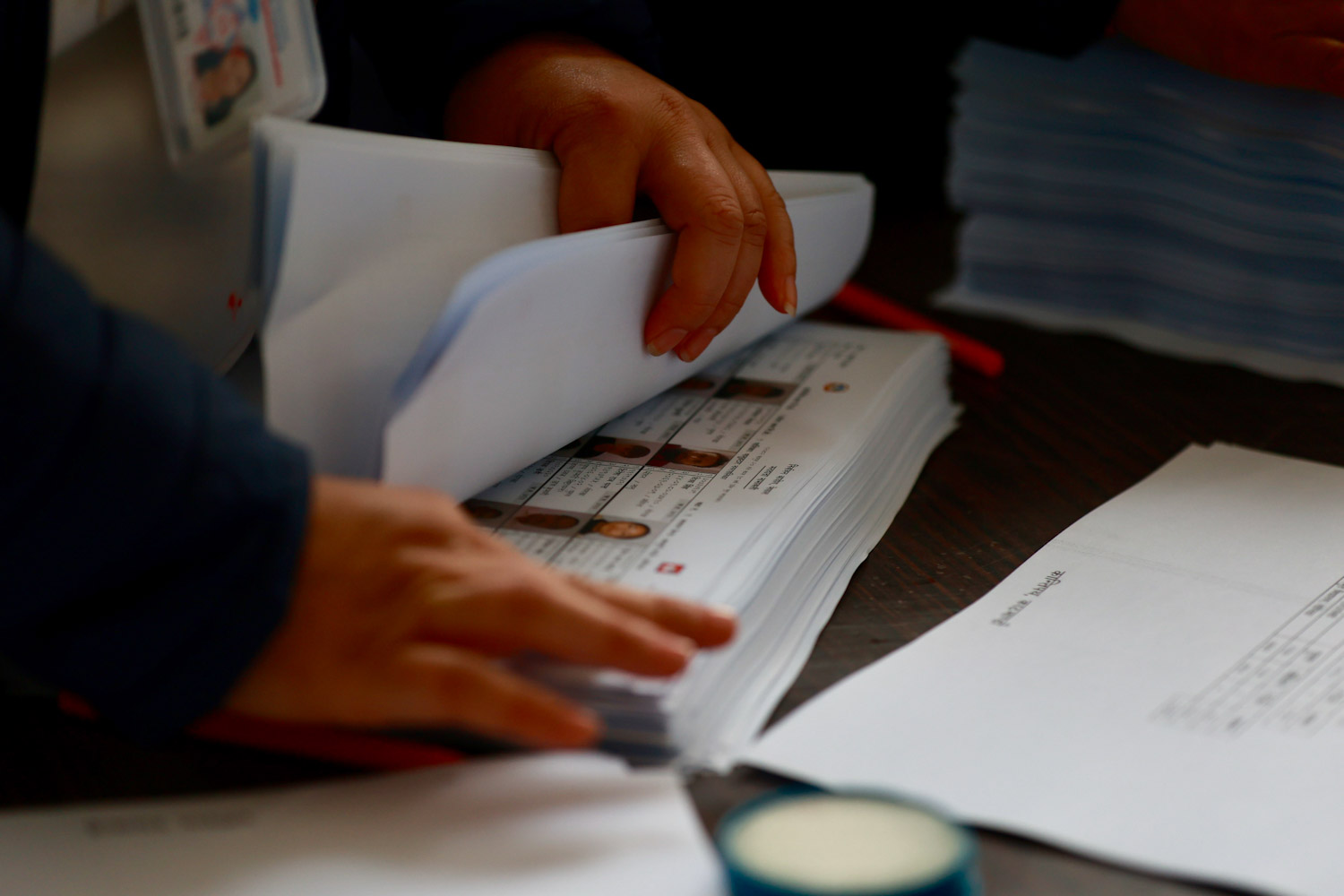 जिल्लामा यसरी पठाइदै छ फोटोसहितको मतदाता नामावली  (तस्बिरहरु)