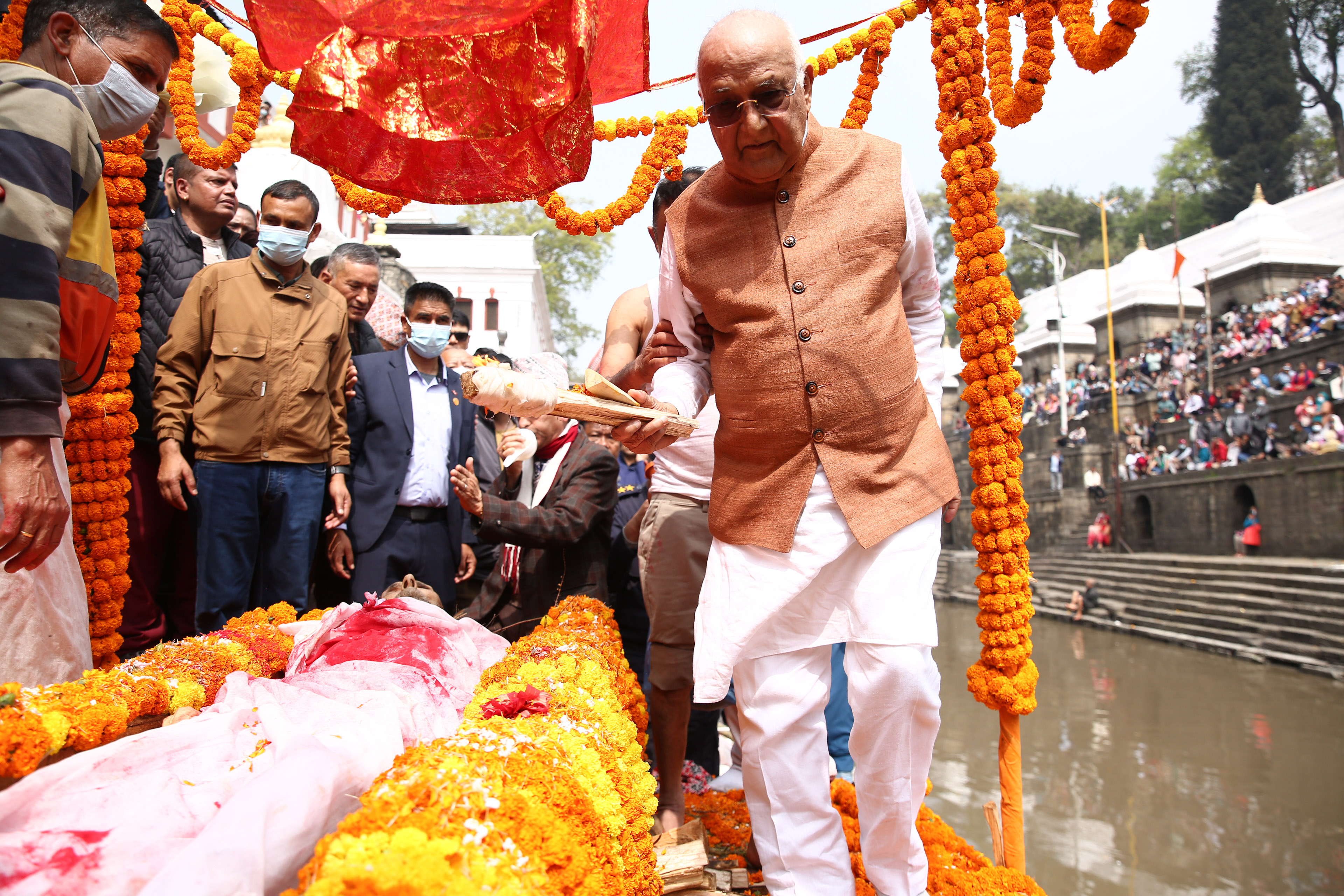 अध्यक्ष ओलीका पिताको अन्त्येष्टि