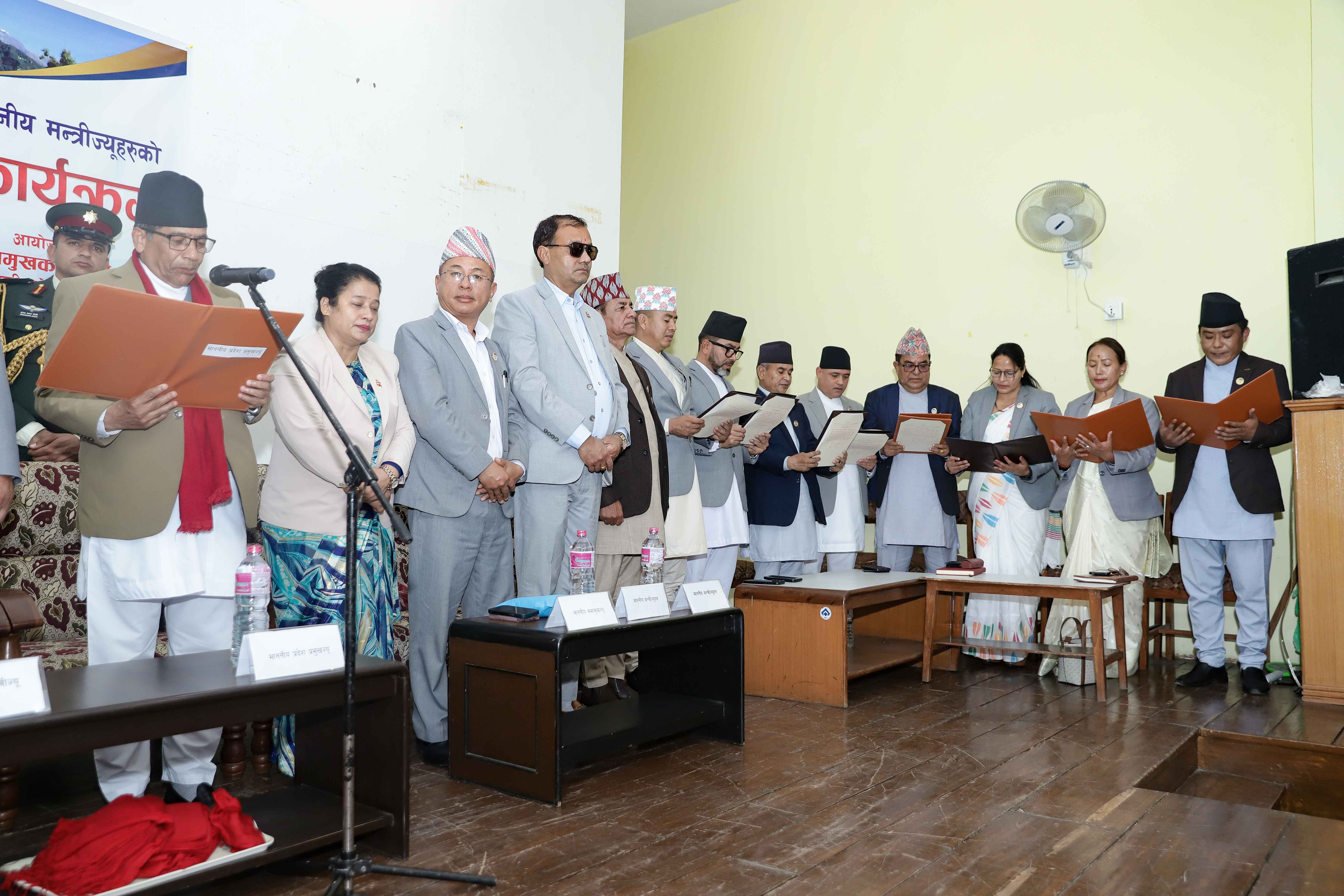 गण्डकी प्रदेशमा नवनियुक्त मन्त्रीहरूले लिए शपथ
