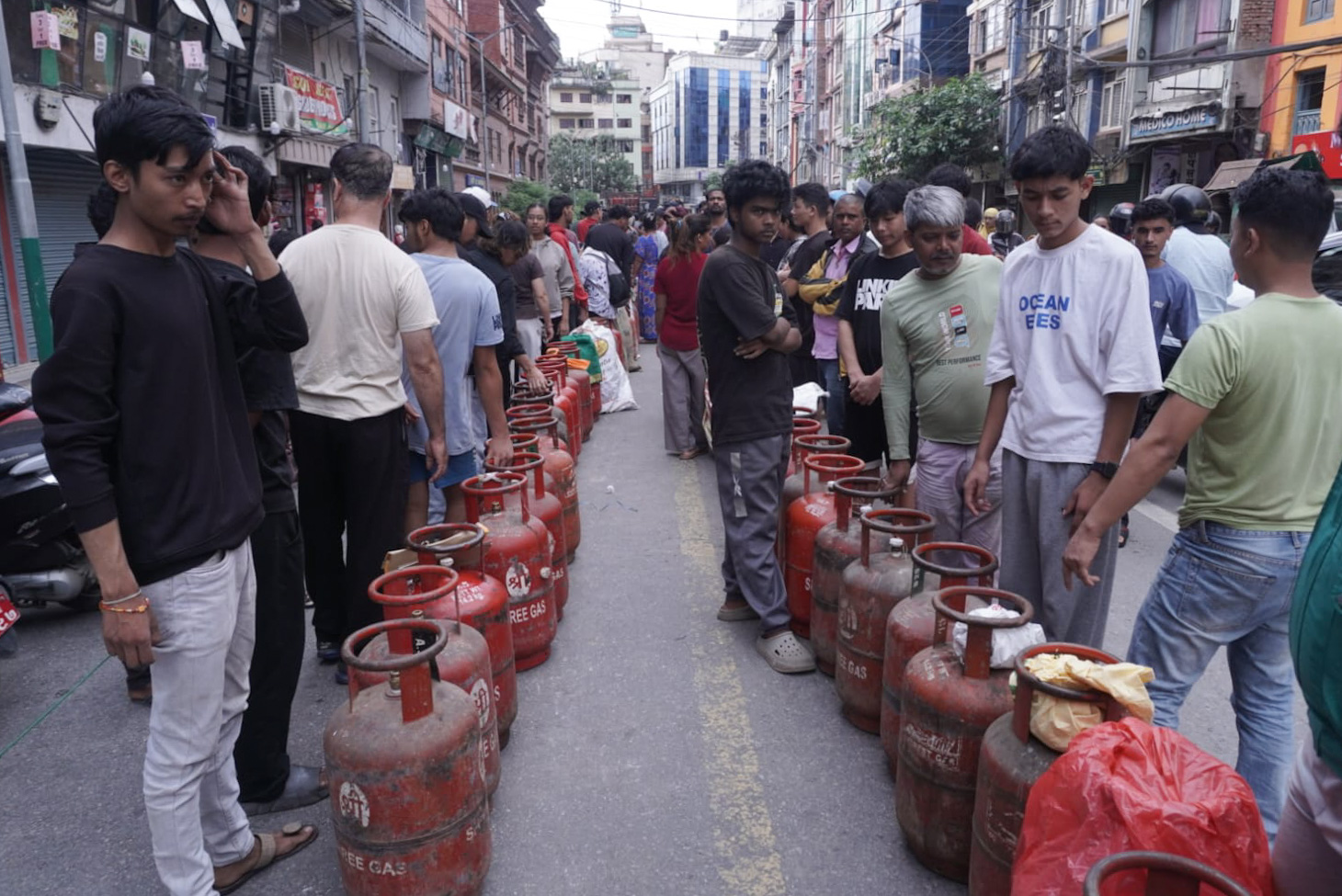 कृष्णभीरमा पहिरो छ, काठमाडौँमा ग्यास छैन