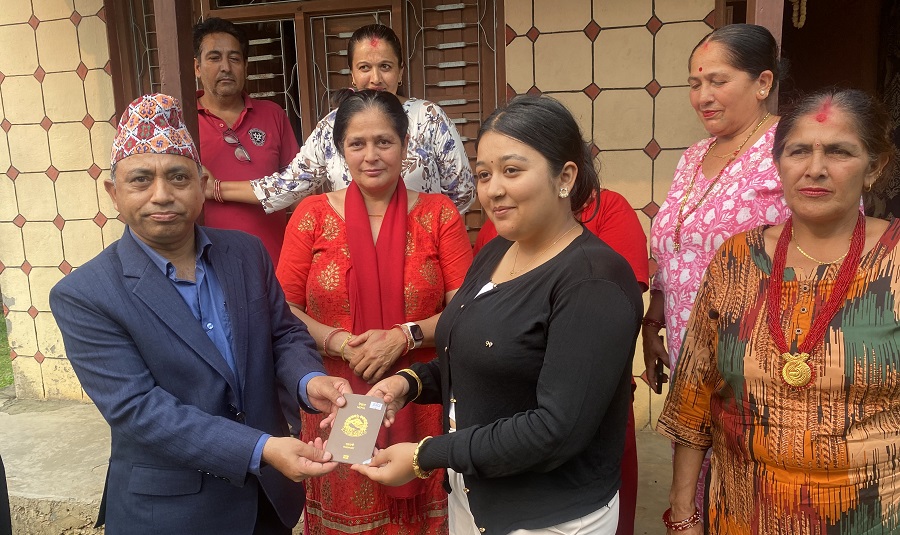 हुलाकबाट घरमै राहदानी वितरण चौध जिल्लामा सुरु, साढे दुई लाखको घरमै पुग्दै छ सवारी ‘लाइसेन्स’