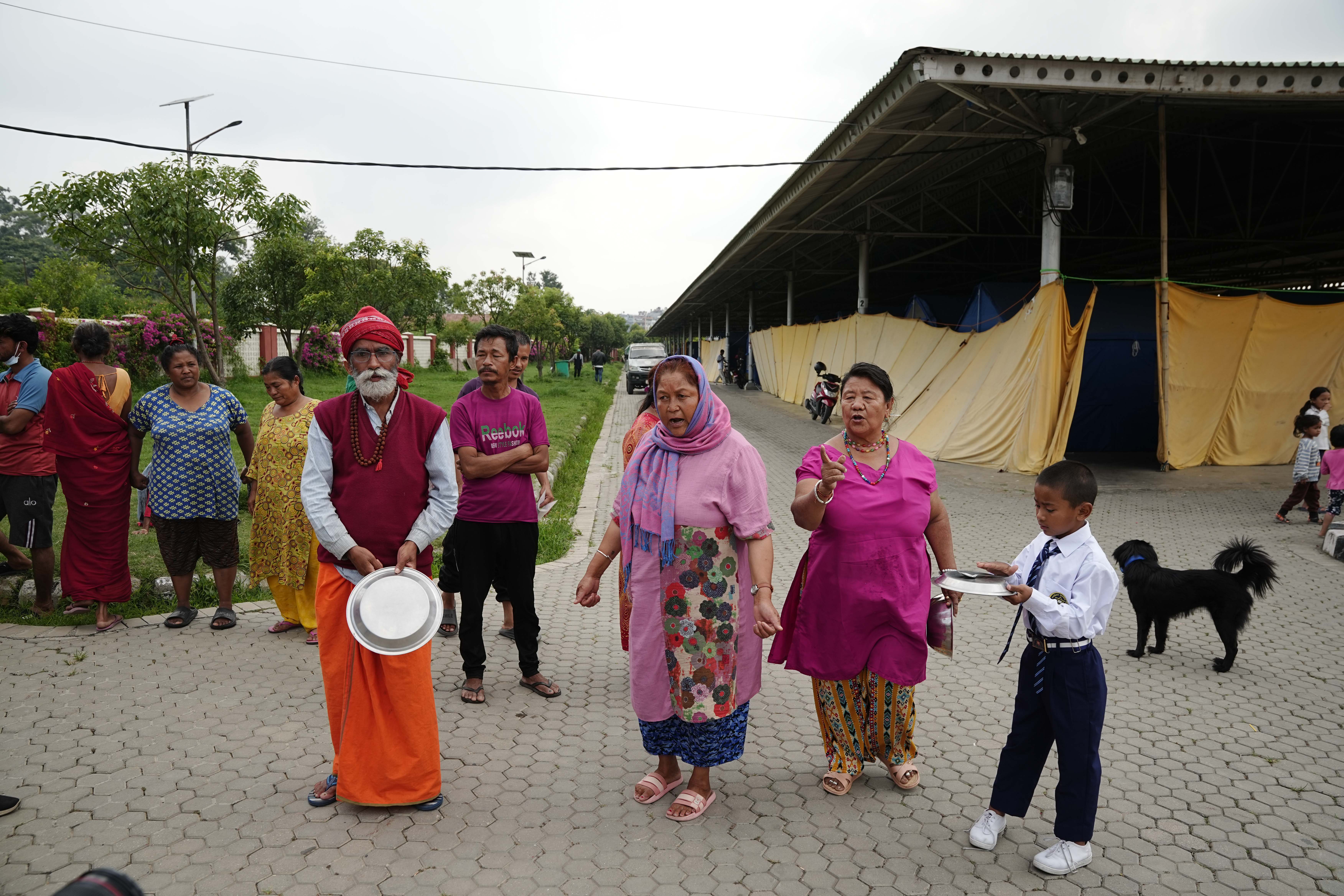 कीर्तिपुर होल्डिङ सेन्टरमा सुकुम्वासी भोकै: मेस चलाउनेको सम्झौता सकियो, चिउरा र दालमोठको भर!