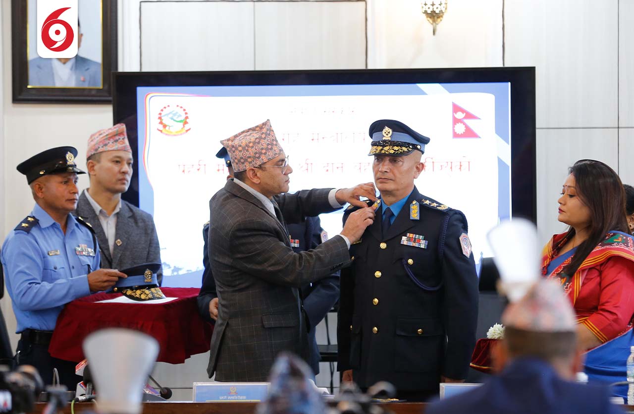 आईजीपी दान बहादुर कार्कीले लगाए आईजीपीको फुली (तस्बिरहरु)