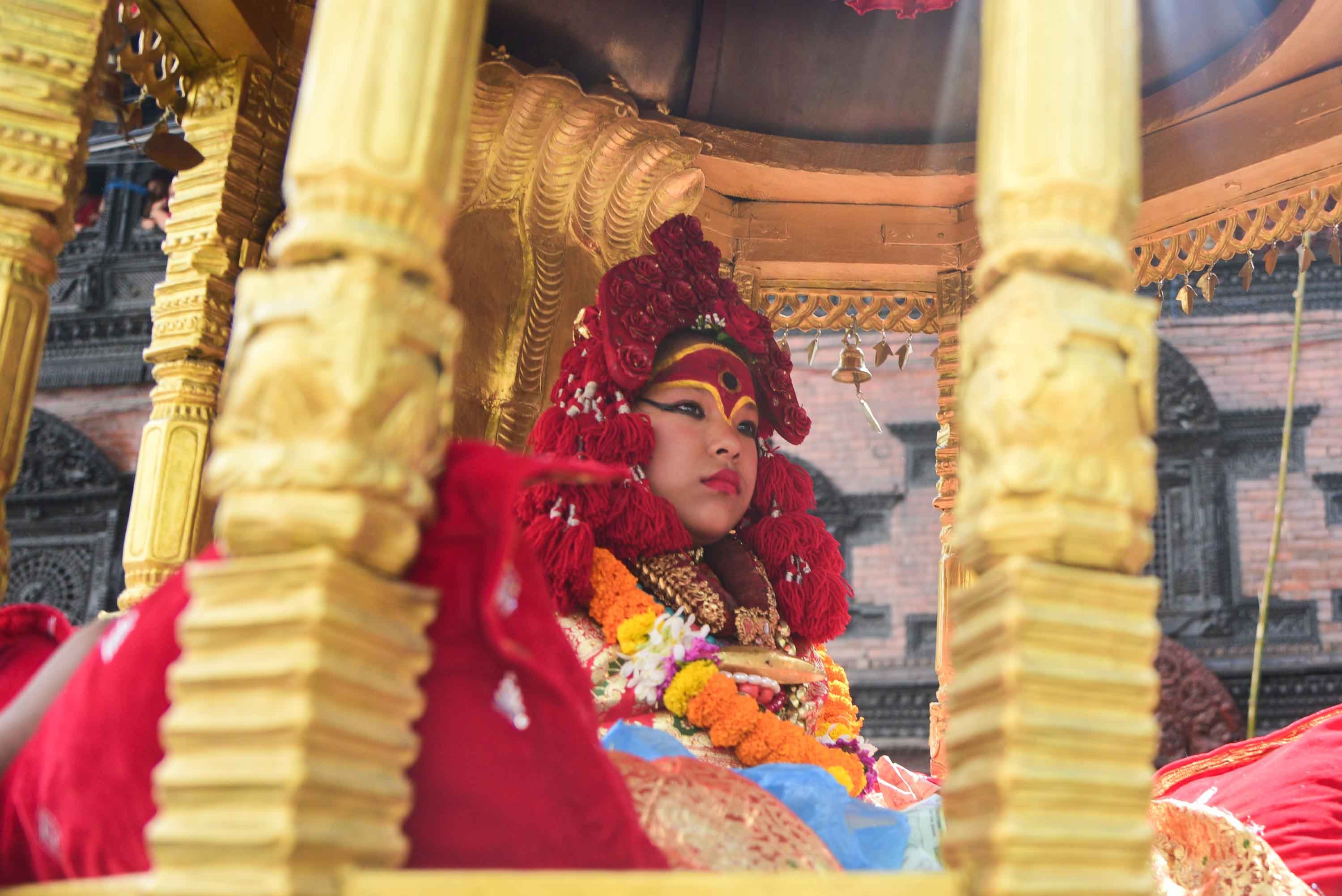 जीवित देवी कुमारीले सर्वसाधारणलाई दशमीको टिका लगाइदिने